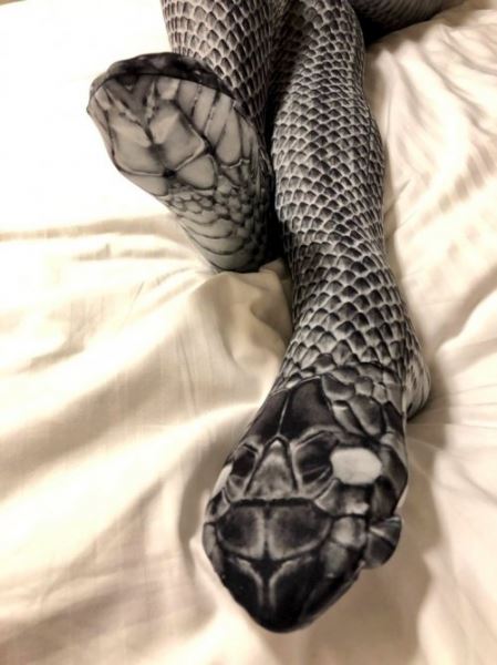 Чулки с реалистичным принтом змеиной кожи (6 фото)