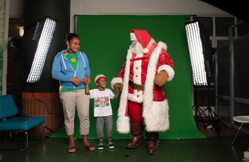 Фотографы из благотворительной организации под Рождество ездят по больницам, чтобы подарить больным деткам и их родителям немного радости (17 фото)