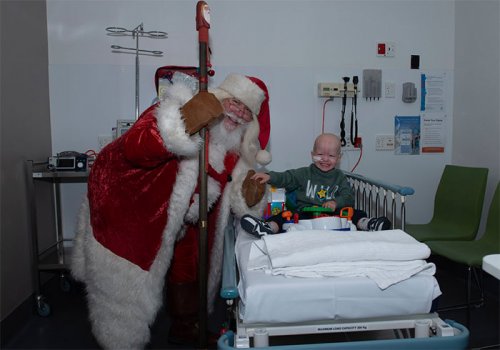 Фотографы из благотворительной организации под Рождество ездят по больницам, чтобы подарить больным деткам и их родителям немного радости (17 фото)