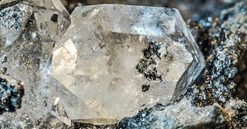 ТОП-10: Удивительные находки, обнаруженные внутри алмазов