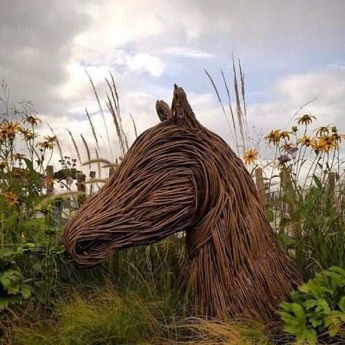 Скульптор из Великобритании украшает лес плетёными из прутьев скульптурами, созданными в натуральную величину (8 фото)